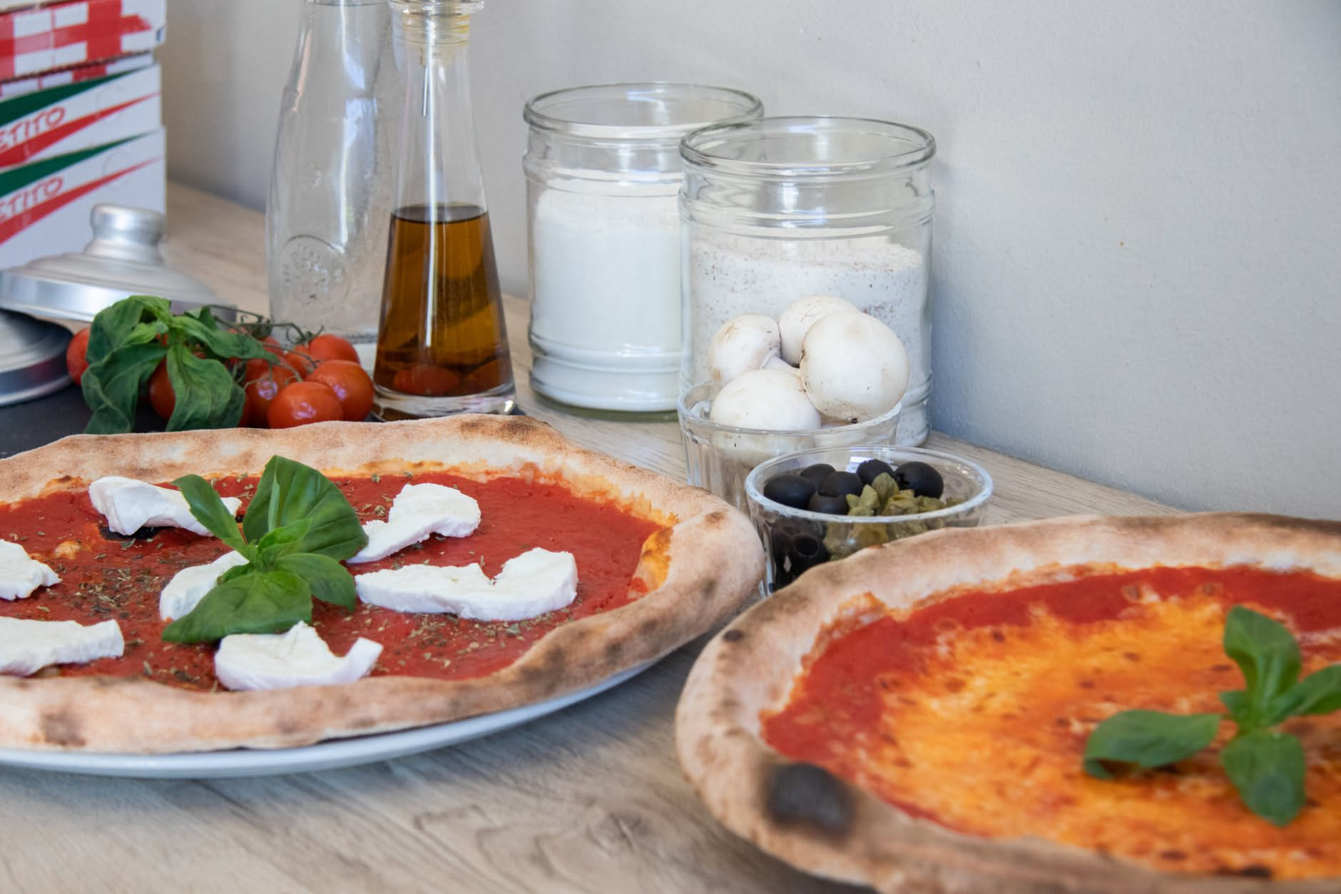 Sezione trasversale di cornicione di pizza con alveoli ben formati, crostatura dorata e croccante, sfondo bianco