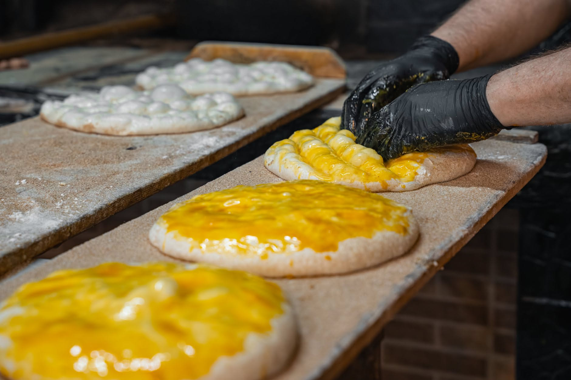 Come si stende la pizza romana perché resti sottile ovunque