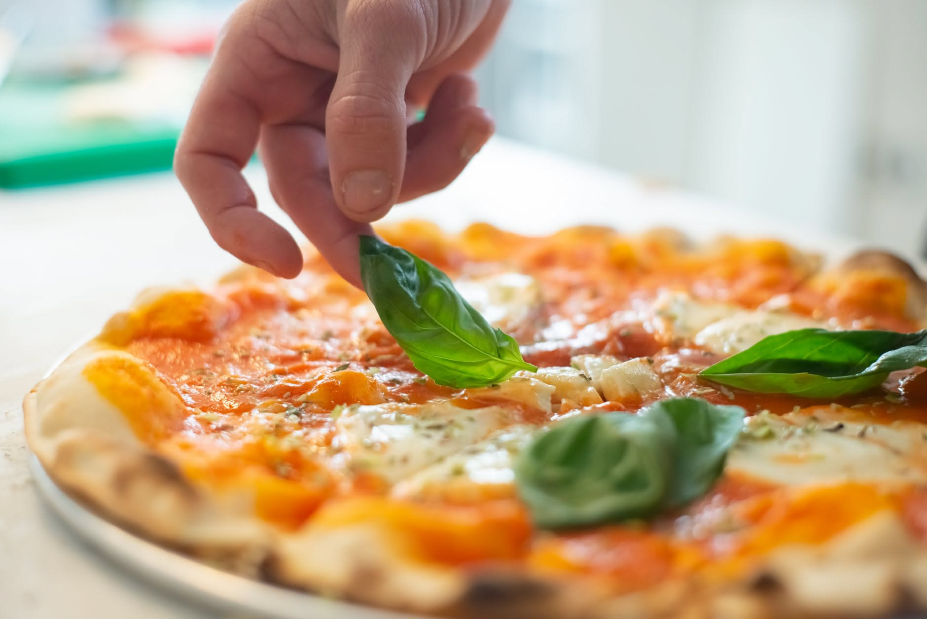 Come si stende la pizza napoletana: il gesto spiegato passo per passo