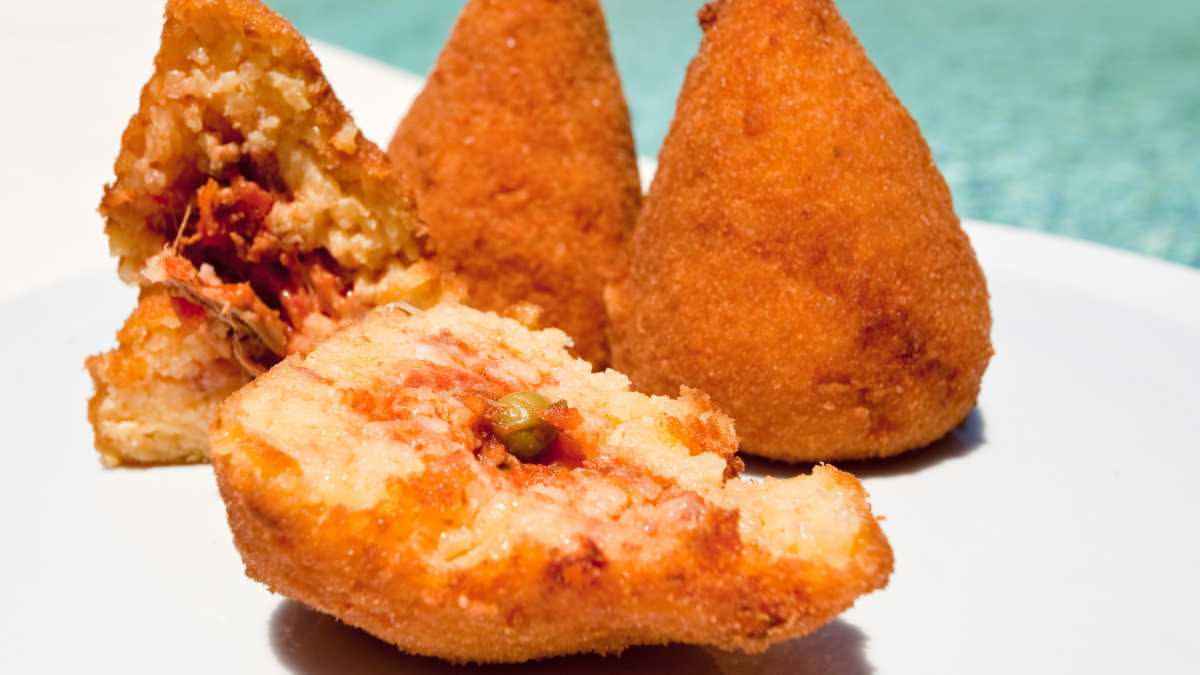 Cosa c'è dentro una pizza fritta napoletana tradizionale