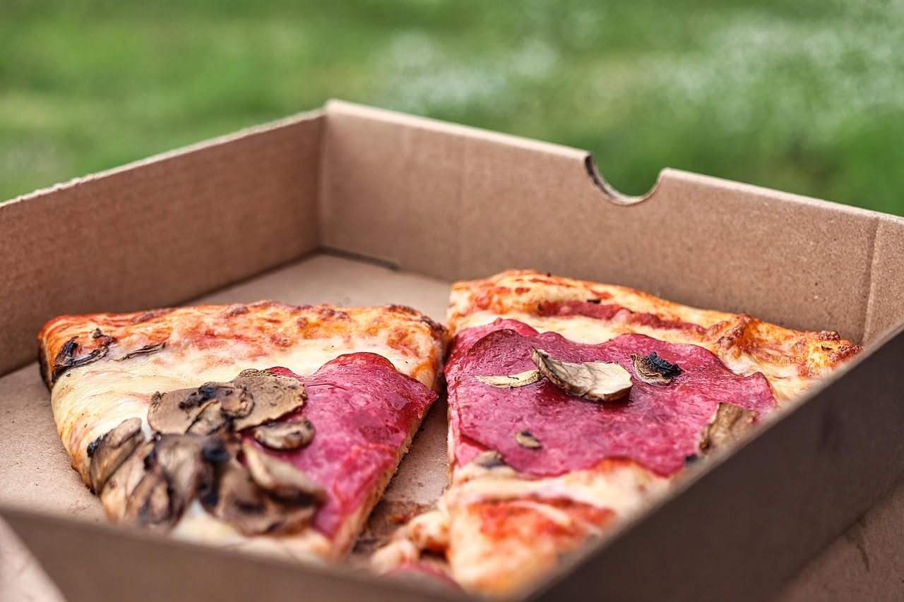 Ordinare la pizza direttamente in pizzeria conviene: a te e a loro