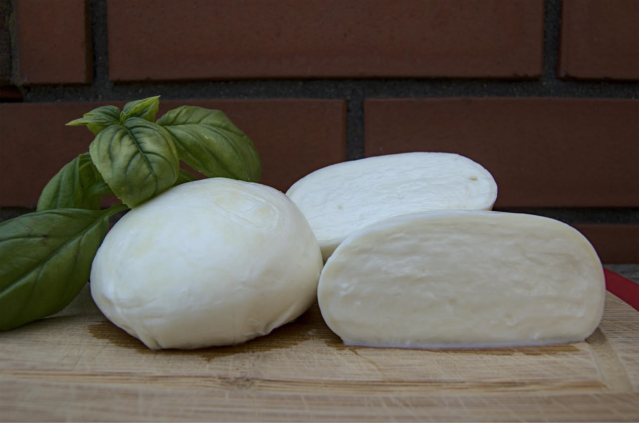 Perché la mozzarella di bufala costa molto più del fiordilatte