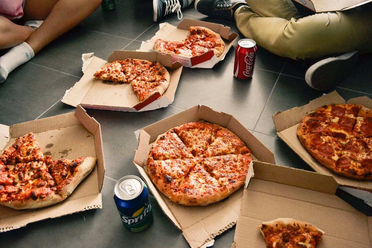 Perché la pizza a domicilio arriva molliccia: cosa succede dentro il cartone