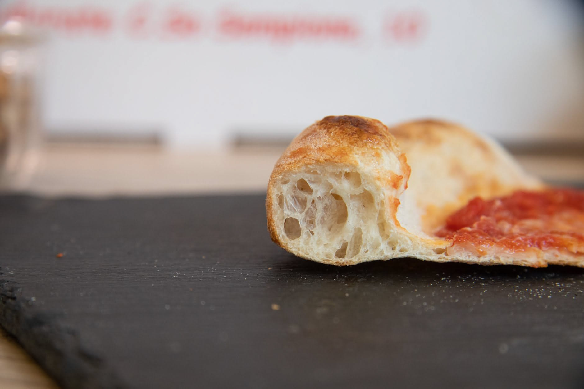 Pizza in casa senza planetaria: come impastare a mano senza sbagliare