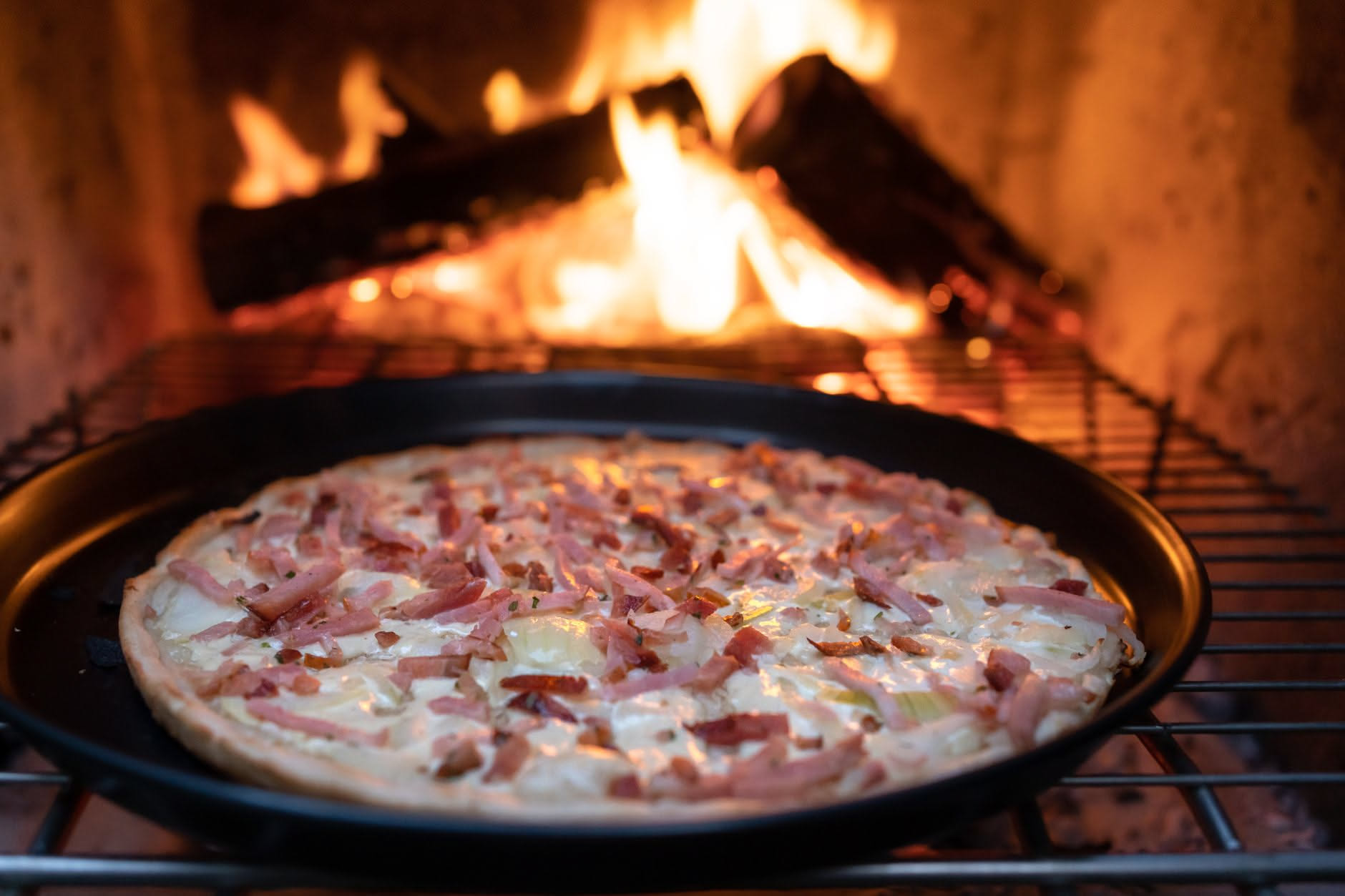 Pizza con fette sottili di patate sovrapposte a scaglie e rosmarino