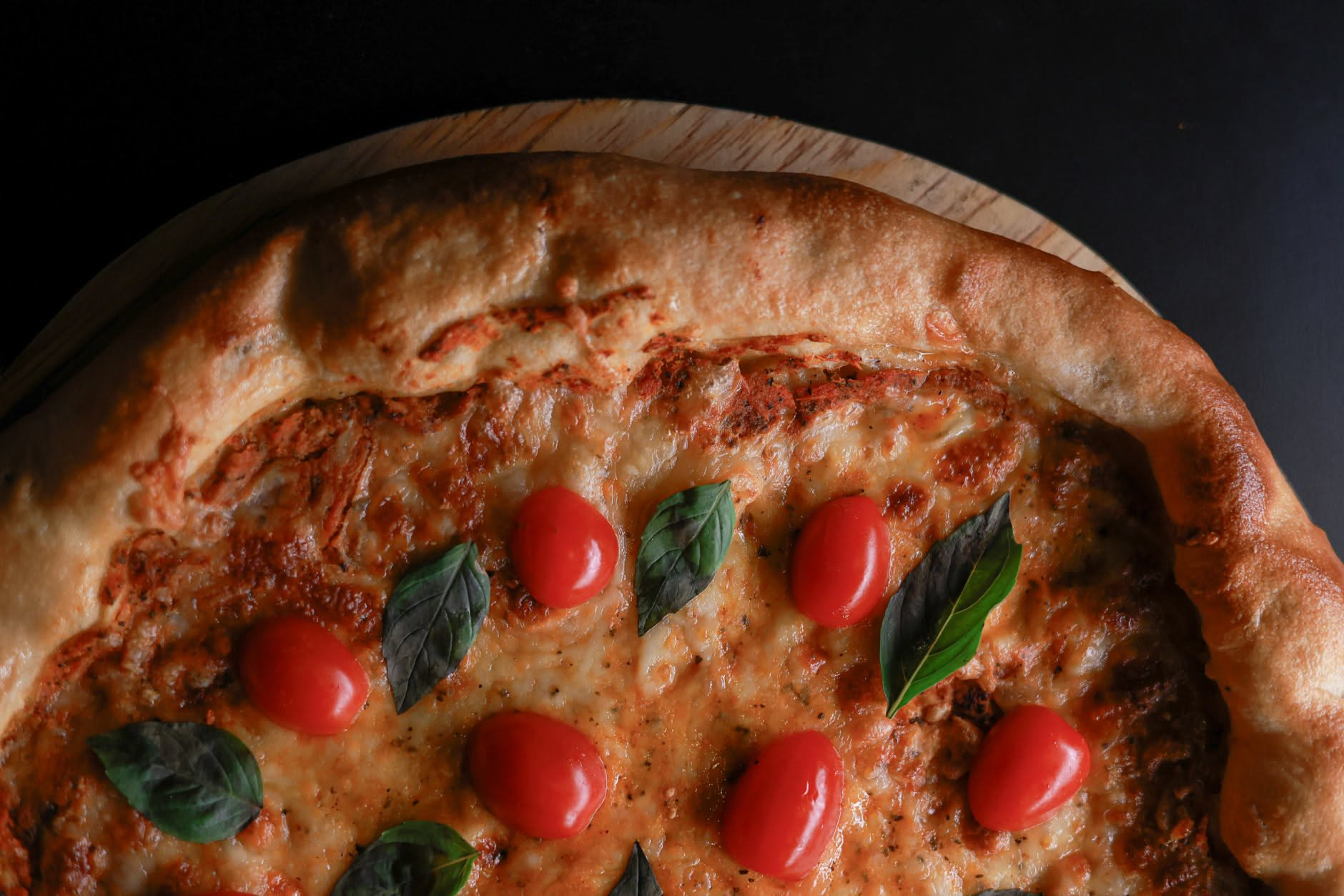 Contenitore con impasto per pizza appena tolto dal frigorifero, con bolle in superficie