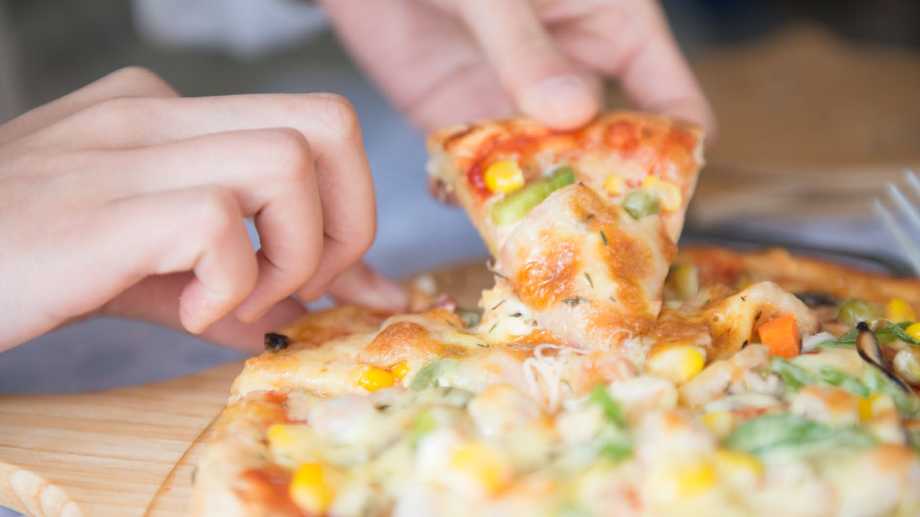 Pizza ai frutti di mare con cozze, vongole e gamberi aggiunti a fine cottura