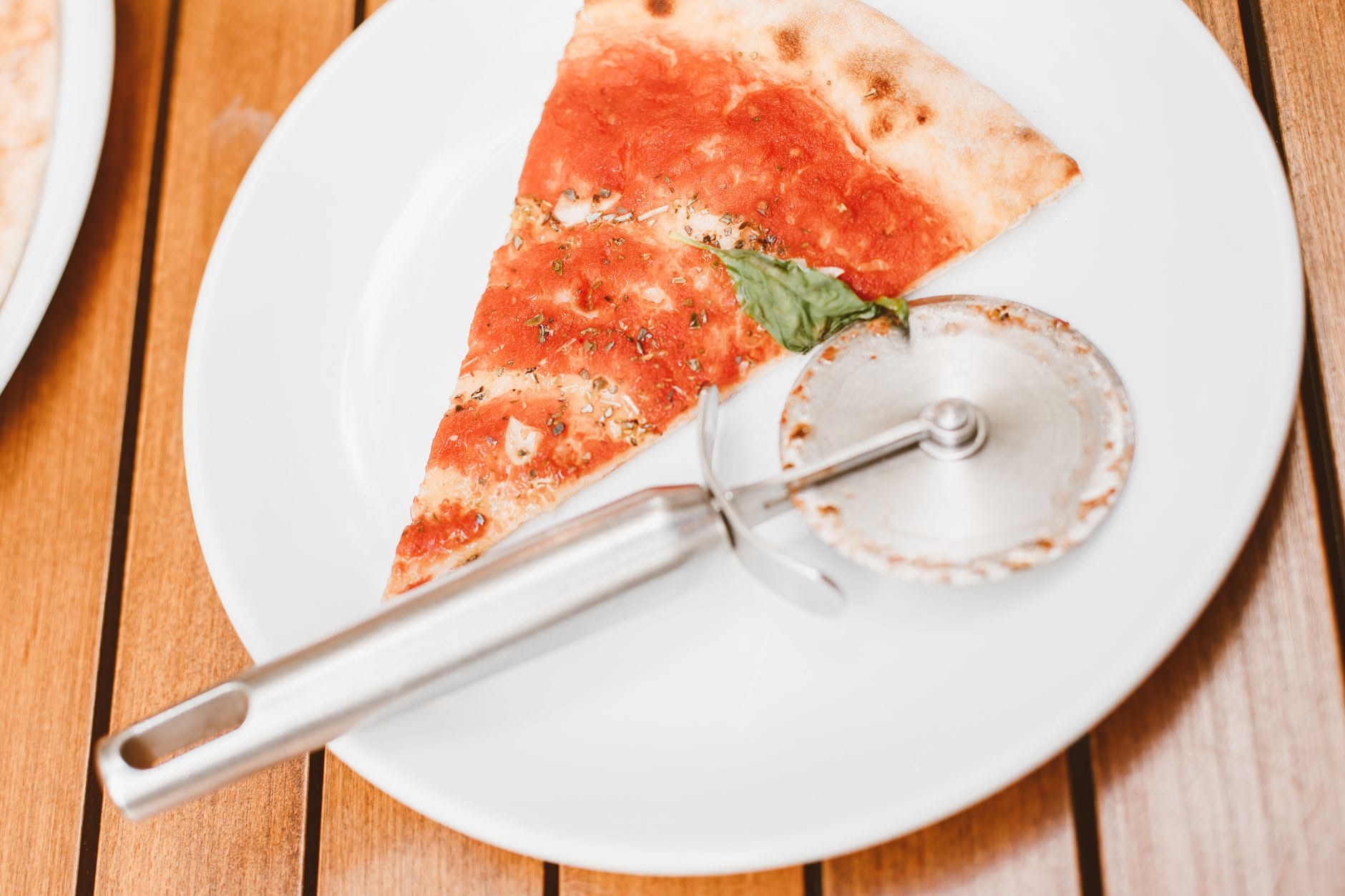 Trancio rettangolare di pizza alta milanese con pomodoro e mozzarella
