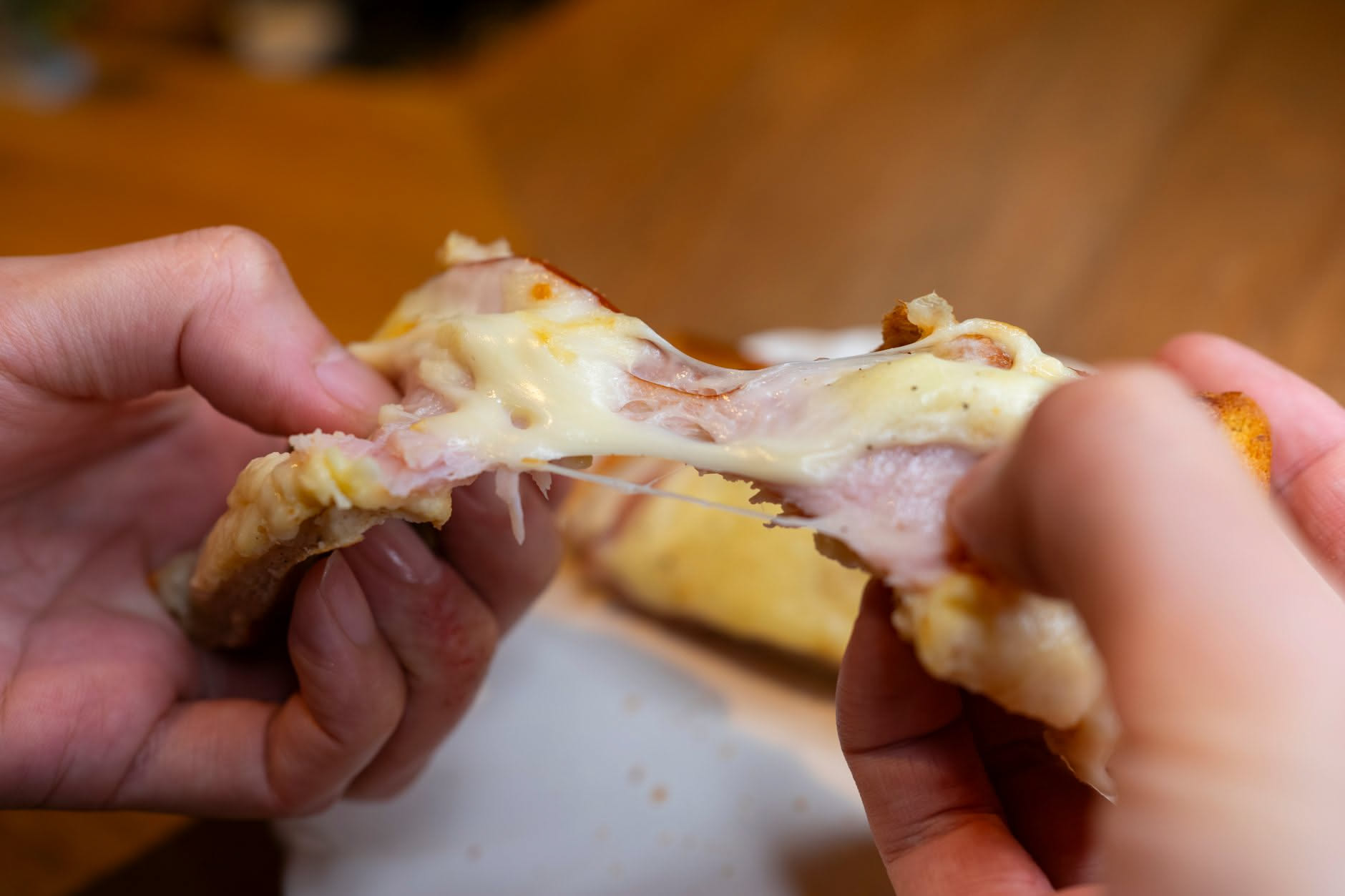 Pizzette fritte gonfie e dorate con pomodoro e origano su un vassoio di rosticceria