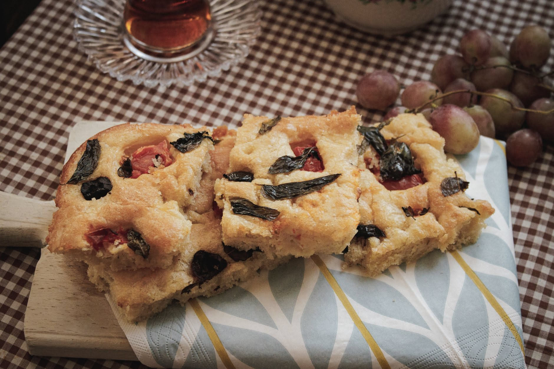 Focaccia messinese in teglia con scarola, pomodorini e tuma fuso