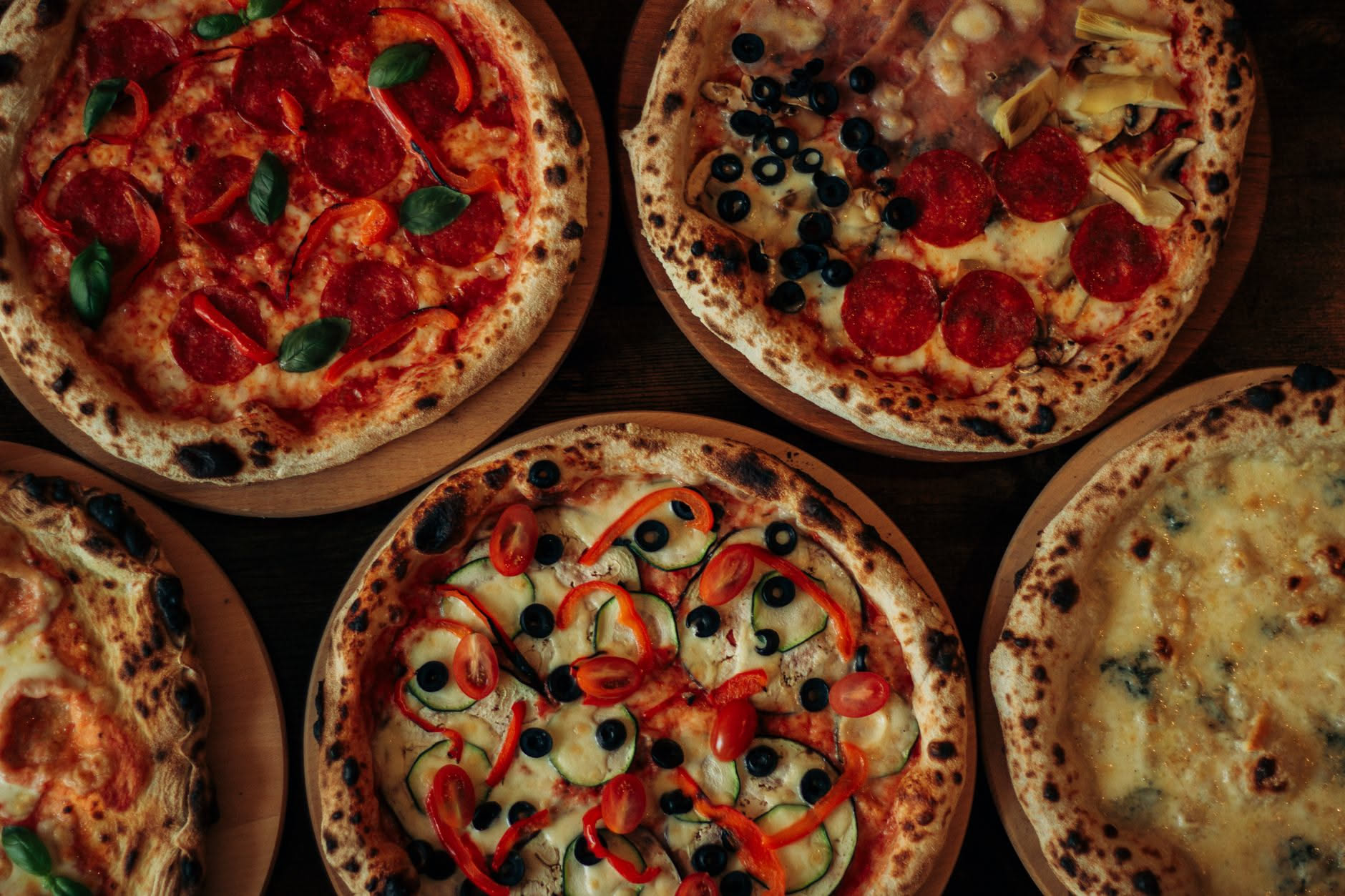 Pizza margherita appena sfornata su una pietra refrattaria nel forno di casa