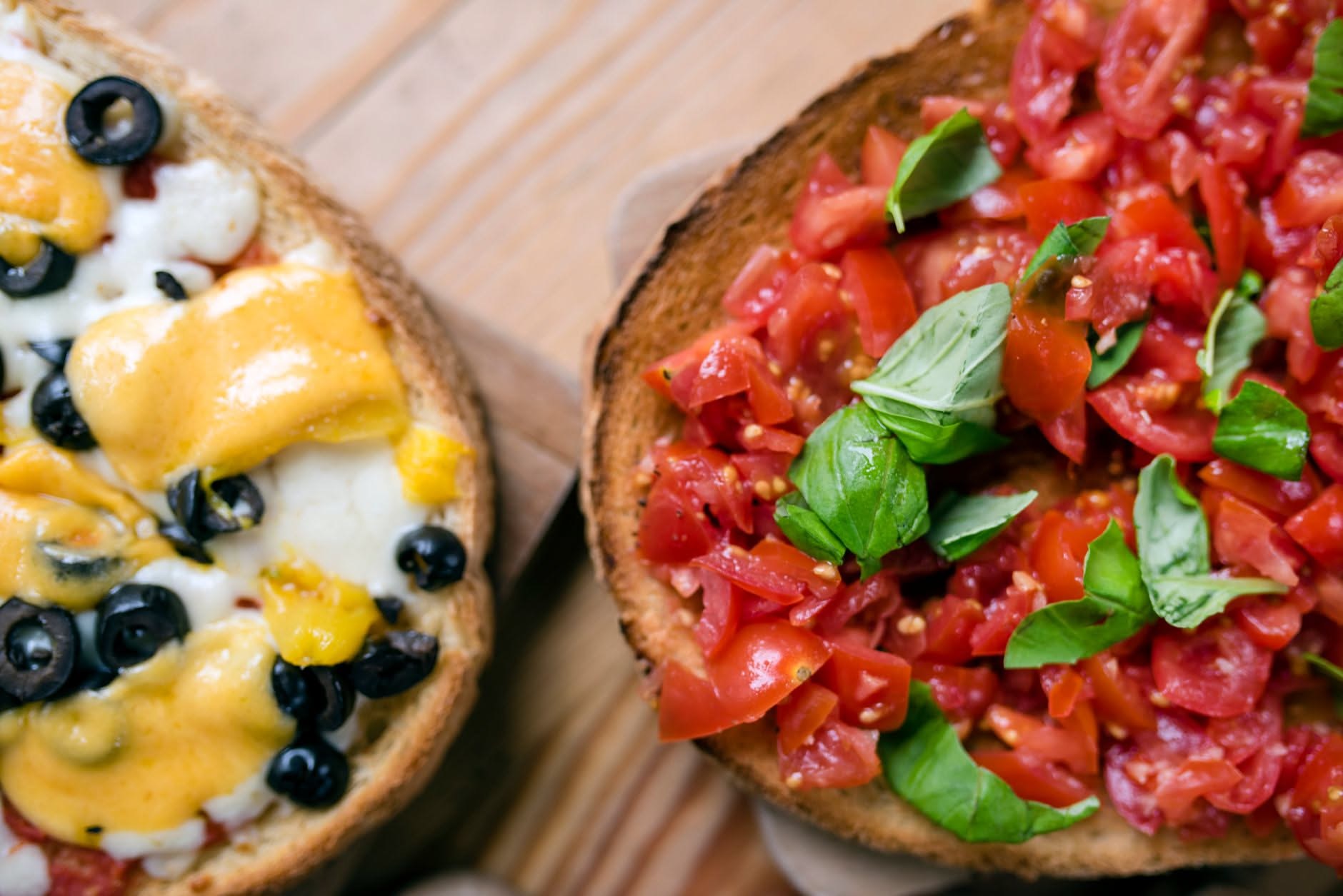Pizza in teglia con pane raffermo nell'impasto appena sfornata