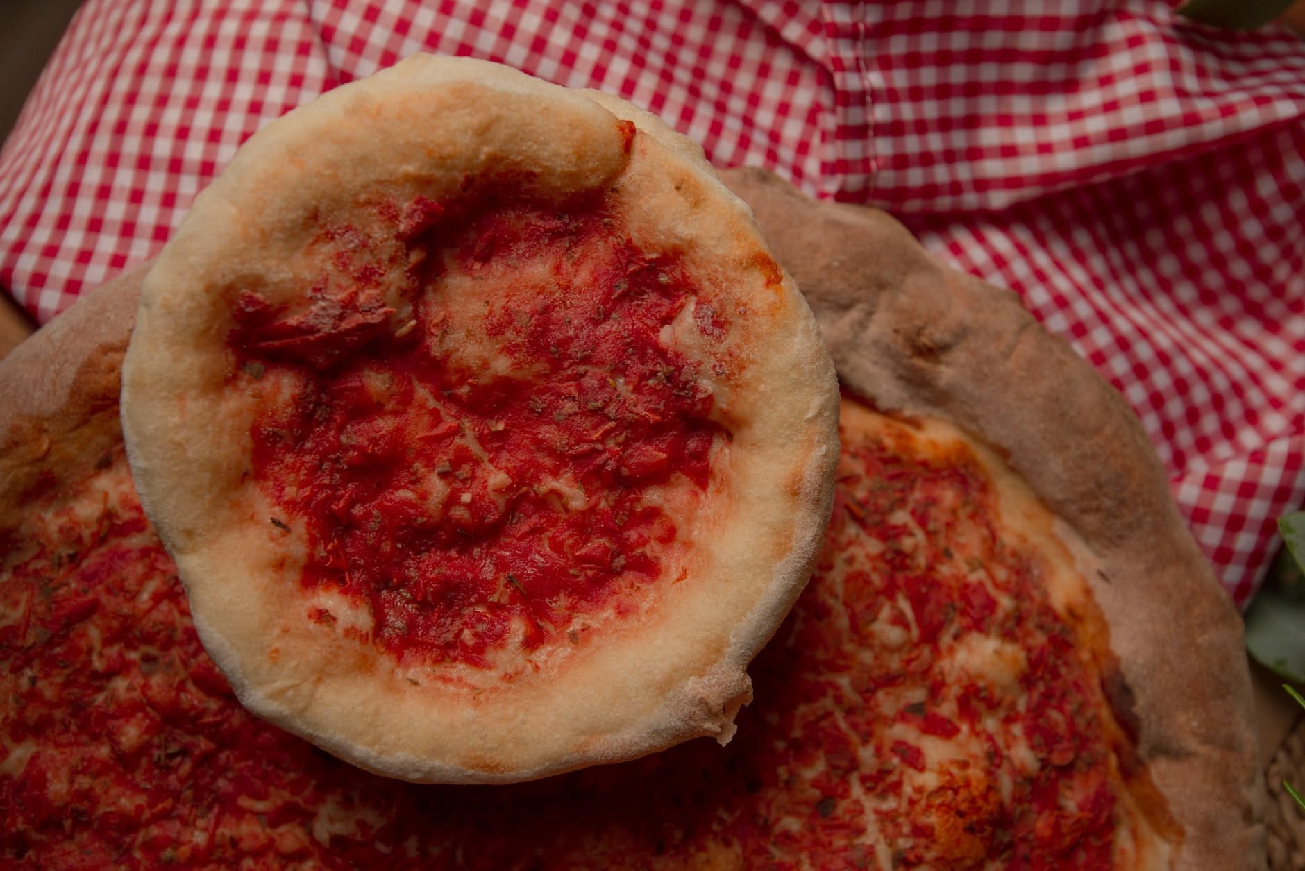 Spicchi di pizza avanzata scaldati in padella con il coperchio