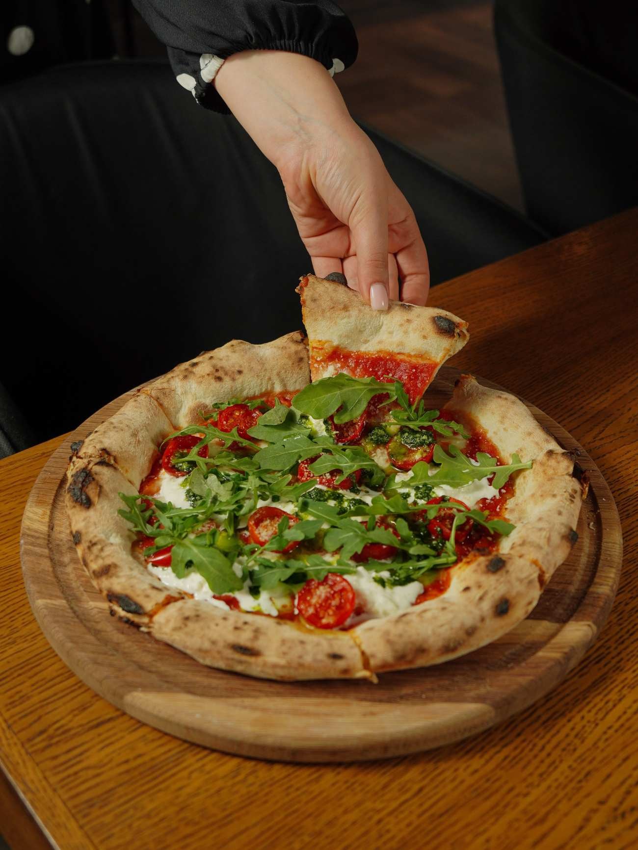 Pizza con rucola, pomodorini e mozzarella